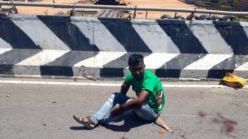 ಲಾಕ್ಡೌನ್ನಿಂದಾಗಿ ಟ್ರಾಫಿಕ್ ಇಲ್ವೇ ಇಲ್ಲ.. ಆದರೂ ಆಕ್ಸಿಡೆಂಟ್! ಬೈಕ್ ಸವಾರನ ಕೈ ಕಟ್ ಲಾಕ್ಡೌನ್ನಿಂದಾಗಿ ಟ್ರಾಫಿಕ್ ಇಲ್ವೇ ಇಲ್ಲ.. ಆದರೂ ಆಕ್ಸಿಡೆಂಟ್! ಬೈಕ್ ಸವಾರನ ಕೈ ಕಟ್