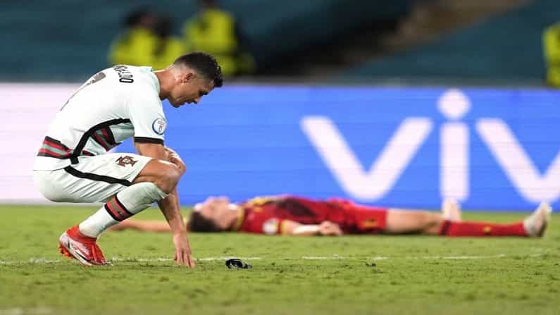Euro 2020: ಪೋರ್ಚುಗಲ್ ಯುರೋ ಕಪ್ ಪ್ರಯಾಣ ಅಂತ್ಯ! ಮೈದಾನದಲ್ಲೇ ಭಾವುಕರಾದ ಫುಟ್ಬಾಲ್ ದೈತ್ಯ ರೊನಾಲ್ಡೊ Euro 2020: ಪೋರ್ಚುಗಲ್ ಯುರೋ ಕಪ್ ಪ್ರಯಾಣ ಅಂತ್ಯ! ಮೈದಾನದಲ್ಲೇ ಭಾವುಕರಾದ ಫುಟ್ಬಾಲ್ ದೈತ್ಯ ರೊನಾಲ್ಡೊ