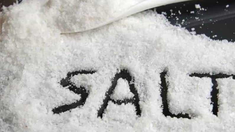 Salt: ಹೆಚ್ಚು ಉಪ್ಪು ಸೇವಿಸುವ ಅಭ್ಯಾಸವಿದೆಯೇ? ಹಾಗಿದ್ದರೆ ಈ ರೋಗಲಕ್ಷಣಗಳ ಬಗ್ಗೆ ಎಚ್ಚರವಹಿಸಿ Salt: ಹೆಚ್ಚು ಉಪ್ಪು ಸೇವಿಸುವ ಅಭ್ಯಾಸವಿದೆಯೇ? ಹಾಗಿದ್ದರೆ ಈ ರೋಗಲಕ್ಷಣಗಳ ಬಗ್ಗೆ ಎಚ್ಚರವಹಿಸಿ