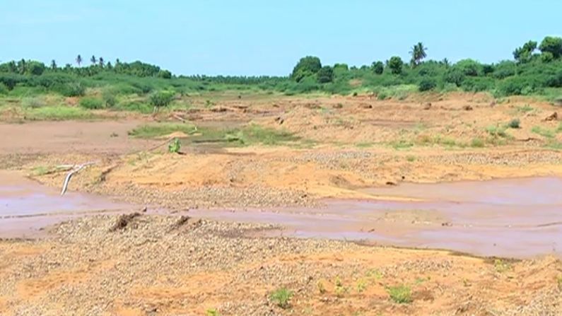 ಚಿತ್ರದುರ್ಗ: ಅಕ್ರಮ ಮರಳು ಸಾಗಾಣಿಕೆ ಆರೋಪ; ಅಂತರ್ಜಲ ಮಟ್ಟದ ಕುಸಿತಕ್ಕೆ ಕಾರಣವಾಗುತ್ತಿರುವವರ ವಿರುದ್ಧ ರೈತರ ಆಕ್ರೋಶ