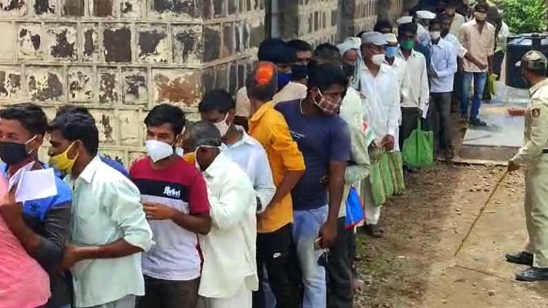 ಬಿತ್ತನೆ ಬೀಜಕ್ಕಾಗಿ ಮುಗಿಬಿದ್ದ ಬೆಳಗಾವಿ ರೈತರಿಗೆ ಲಾಠಿ ಏಟು ಬಿತ್ತನೆ ಬೀಜಕ್ಕಾಗಿ ಮುಗಿಬಿದ್ದ ಬೆಳಗಾವಿ ರೈತರಿಗೆ ಲಾಠಿ ಏಟು