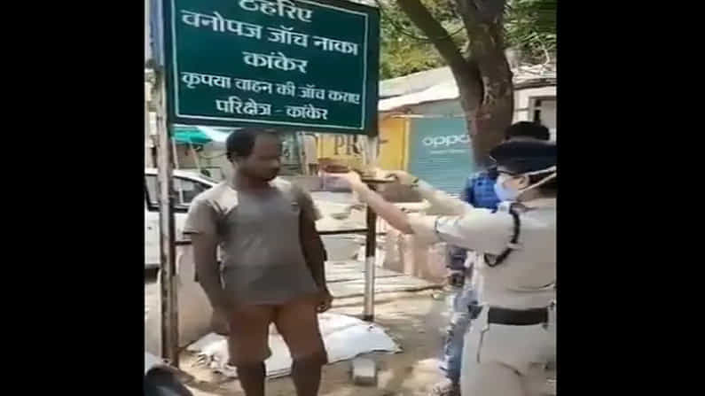 Viral Video: ಮಾಸ್ಕ್ ಧರಿಸದೆ ಓಡಾಡಿದವರಿಗೆ ಮಂಗಳಾರತಿ ಬೆಳಗಿ ಹಾಡು ಹೇಳಿದ ಮಹಿಳಾ ಪೊಲೀಸ್ ಅಧಿಕಾರಿ, ವಿಡಿಯೋ ವೈರಲ್ Viral Video: ಮಾಸ್ಕ್ ಧರಿಸದೆ ಓಡಾಡಿದವರಿಗೆ ಮಂಗಳಾರತಿ ಬೆಳಗಿ ಹಾಡು ಹೇಳಿದ ಮಹಿಳಾ ಪೊಲೀಸ್ ಅಧಿಕಾರಿ, ವಿಡಿಯೋ ವೈರಲ್