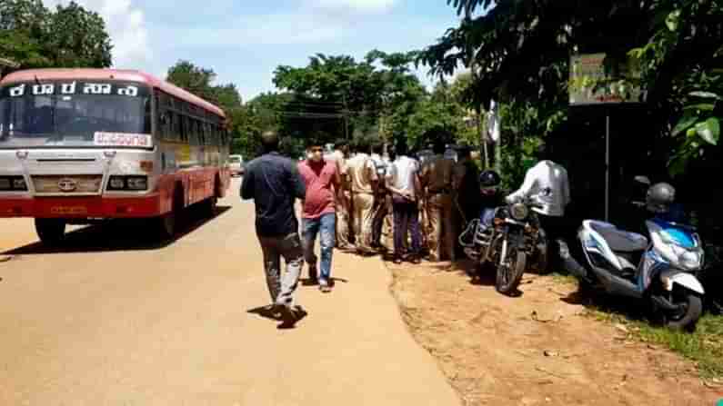 ಪೊಲೀಸ್​​ ತಪಾಸಣೆ ವೇಳೆ ಗೂಡ್ಸ್ ಗಾಡಿ ಡಿಕ್ಕಿ; ತಾಯಿಯ ಎದುರೇ ಯುವಕನ ಸಾವು: ಪೊಲೀಸ್ ಚೆಕ್ ಪಾಯಿಂಟ್ ಧ್ವಂಸ