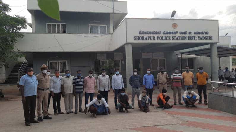 ಯಾದಗಿರಿಯಲ್ಲಿ ಕೋಳಿ ಪಂದ್ಯ ನಡೆಸುತ್ತಿದ್ದ ಐವರ ಬಂಧನ ಯಾದಗಿರಿಯಲ್ಲಿ ಕೋಳಿ ಪಂದ್ಯ ನಡೆಸುತ್ತಿದ್ದ ಐವರ ಬಂಧನ