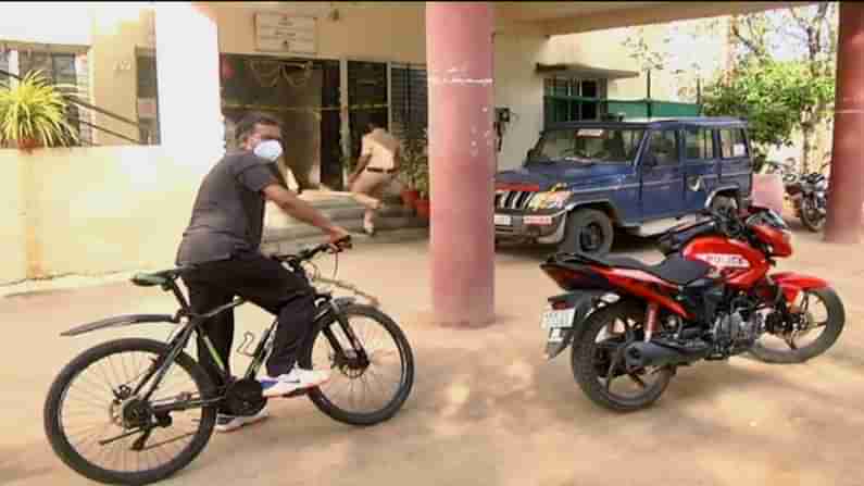 ಮಾರುವೇಷ ಹಾಕಿಕೊಂಡು ಸೈಕಲ್​ನಲ್ಲಿ ಸಿಟಿ ರೌಂಡ್ಸ್ ಹಾಕುತ್ತಿರುವ ಪೊಲೀಸ್ ವರಿಷ್ಠಾಧಿಕಾರಿ ಡಾ. ವೇದಮೂರ್ತಿ