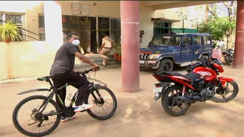 ಮಾರುವೇಷ ಹಾಕಿಕೊಂಡು ಸೈಕಲ್​ನಲ್ಲಿ ಸಿಟಿ ರೌಂಡ್ಸ್ ಹಾಕುತ್ತಿರುವ ಪೊಲೀಸ್ ವರಿಷ್ಠಾಧಿಕಾರಿ ಡಾ. ವೇದಮೂರ್ತಿ