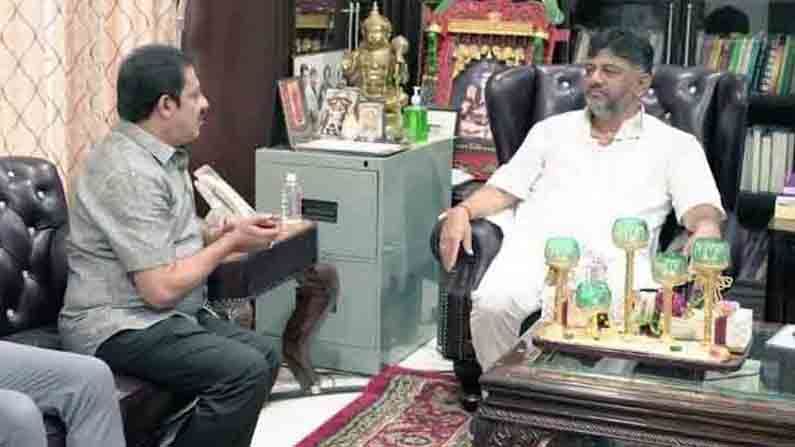 ಬಿಜೆಪಿ ಮುಗಿತು ಈಗ ‘ಕೈ’ ಪಾಳಯದಲ್ಲೂ ಶುರುವಾಯ್ತು ನಾಯಕತ್ವ ಕದನ.. ಜಮೀರ್ ವಿರುದ್ಧ ಹೈಕಮಾಂಡ್ಗೆ ಡಿಕೆಶಿ ದೂರು? ಬಿಜೆಪಿ ಮುಗಿತು ಈಗ ‘ಕೈ’ ಪಾಳಯದಲ್ಲೂ ಶುರುವಾಯ್ತು ನಾಯಕತ್ವ ಕದನ.. ಜಮೀರ್ ವಿರುದ್ಧ ಹೈಕಮಾಂಡ್ಗೆ ಡಿಕೆಶಿ ದೂರು?