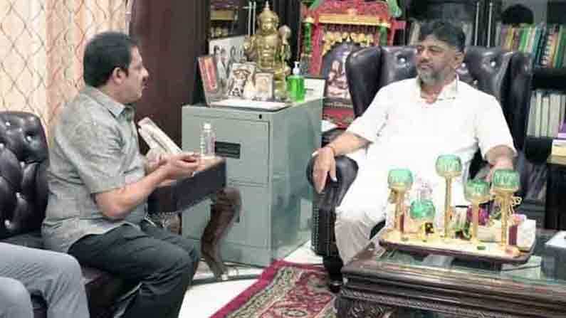 ಬಿಜೆಪಿ ಮುಗಿತು ಈಗ ‘ಕೈ’ ಪಾಳಯದಲ್ಲೂ ಶುರುವಾಯ್ತು ನಾಯಕತ್ವ ಕದನ.. ಜಮೀರ್ ವಿರುದ್ಧ ಹೈಕಮಾಂಡ್ಗೆ ಡಿಕೆಶಿ ದೂರು? ಬಿಜೆಪಿ ಮುಗಿತು ಈಗ ‘ಕೈ’ ಪಾಳಯದಲ್ಲೂ ಶುರುವಾಯ್ತು ನಾಯಕತ್ವ ಕದನ.. ಜಮೀರ್ ವಿರುದ್ಧ ಹೈಕಮಾಂಡ್ಗೆ ಡಿಕೆಶಿ ದೂರು?