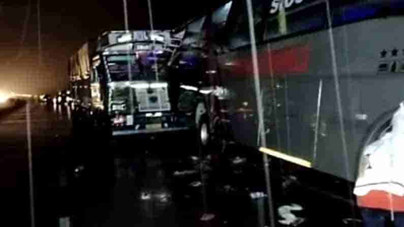 Accident: ಡಾಬಾ ಬಳಿ ನಿಂತಿದ್ದ ಬಸ್ಗೆ ಟ್ರಕ್ ಡಿಕ್ಕಿ, 18 ಜನರ ಸಾವು