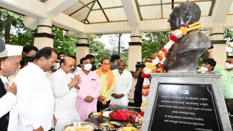 ಸಿಎಂ ಆದ ಬಳಿಕ ಮೊದಲ ಬಾರಿಗೆ ಬಸವರಾಜ ಬೊಮ್ಮಾಯಿ ಹುಬ್ಬಳ್ಳಿಗೆ ಭೇಟಿ, ತಂದೆ-ತಾಯಿ ಸಮಾಧಿಗೆ ಗೌರವ ಸಮರ್ಪಣೆ ಸಿಎಂ ಆದ ಬಳಿಕ ಮೊದಲ ಬಾರಿಗೆ ಬಸವರಾಜ ಬೊಮ್ಮಾಯಿ ಹುಬ್ಬಳ್ಳಿಗೆ ಭೇಟಿ, ತಂದೆ-ತಾಯಿ ಸಮಾಧಿಗೆ ಗೌರವ ಸಮರ್ಪಣೆ