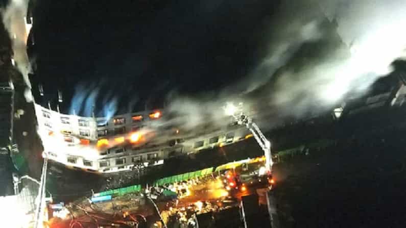 Fire Accident in Dhaka: ಧಗಧಗನೆ ಹೊತ್ತಿ ಉರಿದ ಬಾಂಗ್ಲಾದೇಶದ ಫುಡ್ ಫ್ಯಾಕ್ಟರಿ, ಬೆಂಕಿ ದುರಂತದಲ್ಲಿ 52 ಜನ ಸಜೀವ ದಹನ Fire Accident in Dhaka: ಧಗಧಗನೆ ಹೊತ್ತಿ ಉರಿದ ಬಾಂಗ್ಲಾದೇಶದ ಫುಡ್ ಫ್ಯಾಕ್ಟರಿ, ಬೆಂಕಿ ದುರಂತದಲ್ಲಿ 52 ಜನ ಸಜೀವ ದಹನ
