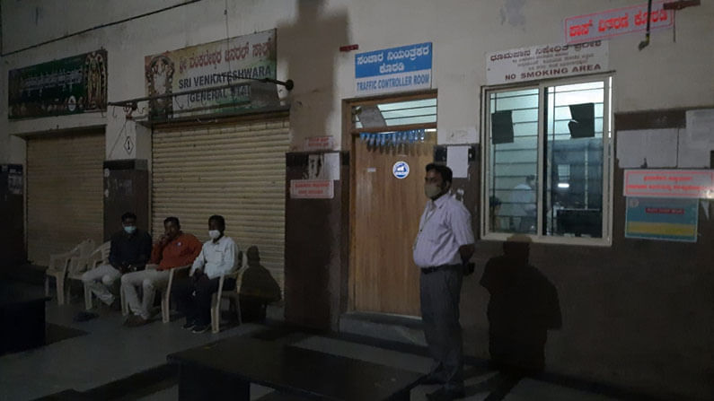 ಚಿಕ್ಕಬಳ್ಳಾಪುರ: ಲಂಚ ಸ್ವೀಕರಿಸುತ್ತಿದ್ದಾಗ ಎಸಿಬಿ ಬಲೆಗೆ ಬಿದ್ದ ಕೆಎಸ್ಆರ್ಟಿಸಿ ಟ್ರಾಫಿಕ್ ಕಂಟ್ರೋಲರ್ ಚಿಕ್ಕಬಳ್ಳಾಪುರ: ಲಂಚ ಸ್ವೀಕರಿಸುತ್ತಿದ್ದಾಗ ಎಸಿಬಿ ಬಲೆಗೆ ಬಿದ್ದ ಕೆಎಸ್ಆರ್ಟಿಸಿ ಟ್ರಾಫಿಕ್ ಕಂಟ್ರೋಲರ್