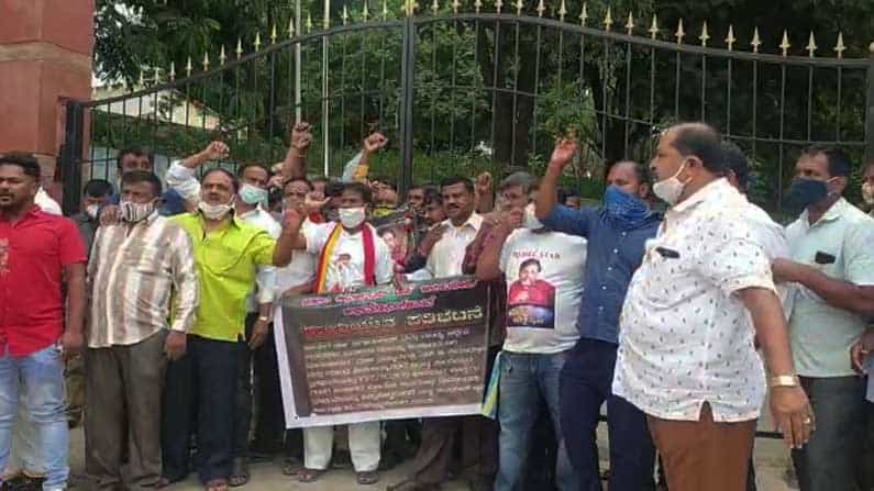 ಸುಮಲತಾ, ಕುಮಾರಸ್ವಾಮಿ ವಾಕ್ ಸಮರ; ಅಂಬಿ ಅಭಿಮಾನಿಗಳಿಂದ ಪ್ರತಿಭಟನೆ ಸುಮಲತಾ, ಕುಮಾರಸ್ವಾಮಿ ವಾಕ್ ಸಮರ; ಅಂಬಿ ಅಭಿಮಾನಿಗಳಿಂದ ಪ್ರತಿಭಟನೆ