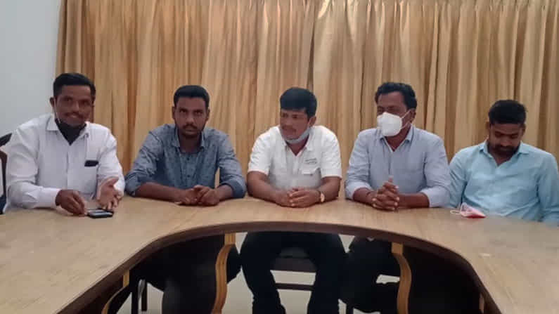 ಜೇನಿಗೆ ಆಸೆ ಪಟ್ಟು ಕಲ್ಲೆಸೆದರೆ ಜೇನಿನ ದಾಳಿಗೆ ಸಿದ್ಧರಾಗಿ; ಹೆಚ್.ಡಿ.ಕುಮಾರಸ್ವಾಮಿಗೆ ಅಂಬಿ ಅಭಿಮಾನಿಗಳಿಂದ ಎಚ್ಚರಿಕೆ ಜೇನಿಗೆ ಆಸೆ ಪಟ್ಟು ಕಲ್ಲೆಸೆದರೆ ಜೇನಿನ ದಾಳಿಗೆ ಸಿದ್ಧರಾಗಿ; ಹೆಚ್.ಡಿ.ಕುಮಾರಸ್ವಾಮಿಗೆ ಅಂಬಿ ಅಭಿಮಾನಿಗಳಿಂದ ಎಚ್ಚರಿಕೆ