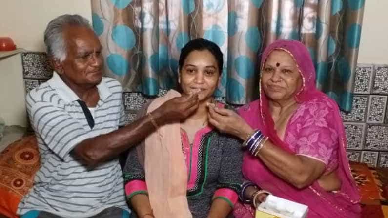 ಸಫಾಯಿ ಕರ್ಮಚಾರಿಯಾಗಿ ಜೋಧ್ಪುರ ಬೀದಿಗಳನ್ನು ಗುಡಿಸುತ್ತಿದ್ದ ಮಹಿಳೆ ರಾಜಸ್ತಾನ ಆಡಳಿತಾತ್ಮಕ ಸೇವೆ ಪರೀಕ್ಷೆ ಪಾಸು ಮಾಡಿದ್ದಾರೆ! ಸಫಾಯಿ ಕರ್ಮಚಾರಿಯಾಗಿ ಜೋಧ್ಪುರ ಬೀದಿಗಳನ್ನು ಗುಡಿಸುತ್ತಿದ್ದ ಮಹಿಳೆ ರಾಜಸ್ತಾನ ಆಡಳಿತಾತ್ಮಕ ಸೇವೆ ಪರೀಕ್ಷೆ ಪಾಸು ಮಾಡಿದ್ದಾರೆ!