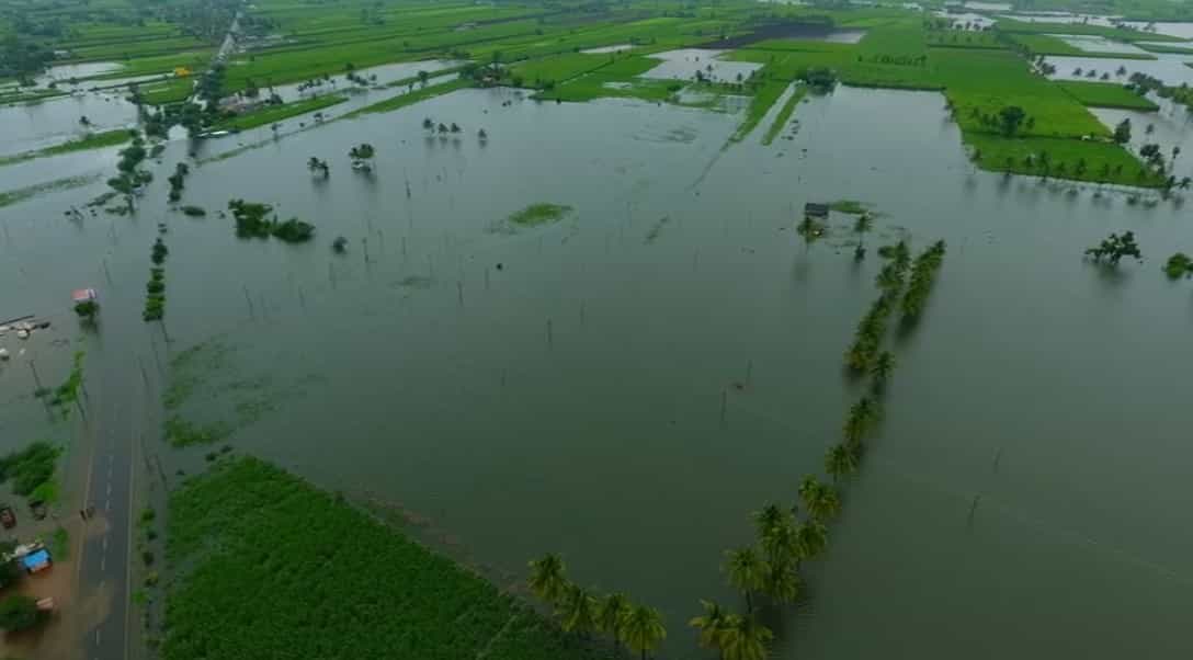 Karnataka Rain: ಬೆಳಗಾವಿಯ ಅಡಿಬಟ್ಟಿ ಗ್ರಾಮದಲ್ಲಿ ರಕ್ಷಣೆಗಾಗಿ ದಂಪತಿ, ಮಗು ಮೊರೆ Karnataka Rain: ಬೆಳಗಾವಿಯ ಅಡಿಬಟ್ಟಿ ಗ್ರಾಮದಲ್ಲಿ ರಕ್ಷಣೆಗಾಗಿ ದಂಪತಿ, ಮಗು ಮೊರೆ