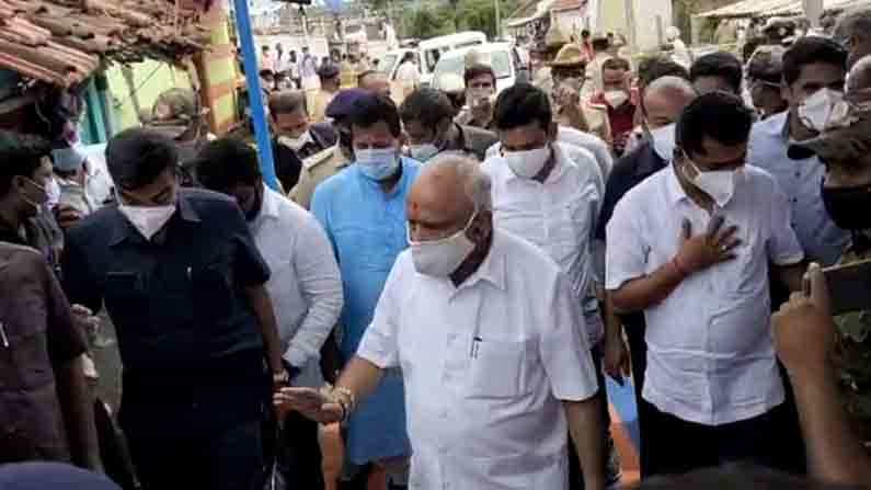 ಆತ್ಮಹತ್ಯೆ ಮಾಡಿಕೊಂಡ ಅಭಿಮಾನಿ ಮನೆಗೆ ಮಾಜಿ ಸಿಎಂ ಬಿ.ಎಸ್. ಯಡಿಯೂರಪ್ಪ, ಪರಿಹಾರ ಧನ ನೀಡಿ ರವಿ ತಾಯಿಗೆ ಸಾಂತ್ವನ ಆತ್ಮಹತ್ಯೆ ಮಾಡಿಕೊಂಡ ಅಭಿಮಾನಿ ಮನೆಗೆ ಮಾಜಿ ಸಿಎಂ ಬಿ.ಎಸ್. ಯಡಿಯೂರಪ್ಪ, ಪರಿಹಾರ ಧನ ನೀಡಿ ರವಿ ತಾಯಿಗೆ ಸಾಂತ್ವನ