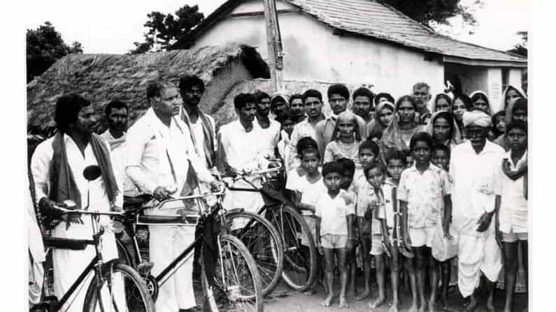 ಮಂಡ್ಯ ಜಿಲ್ಲೆಯ ಬೂಕನಕೆರೆಯಲ್ಲಿ ಬಡ ಕುಟುಂಬವೊಂದರಲ್ಲಿ ಸಿದ್ಧಲಿಂಗಪ್ಪ ಮತ್ತು ಪುಟ್ಟತಾಯಮ್ಮ ಅವರ ಮಗನಾಗಿ ಹುಟ್ಟಿದ ಬಿ.ಎಸ್. ಯಡಿಯೂರಪ್ಪ ತಮ್ಮ ಕಾಲೇಜು ದಿನಗಳಲ್ಲಿಯೇ ಆರ್ಎಸ್ಎಸ್ ಚಟುವಟಿಕೆಗಳಲ್ಲಿ ಗುರುತಿಸಿಕೊಂಡಿದ್ದರು. ಚಿಕ್ಕ ವಯಸ್ಸಿನಲ್ಲೇ ತಾಯಿಯನ್ನು ಕಳೆದುಕೊಂಡ ಯಡಿಯೂರಪ್ಪ ಕಾಲೇಜು ಶಿಕ್ಷಣವನ್ನು ಮುಗಿಸಿದ ನಂತರ ಕೆಲಸಕ್ಕಾಗಿ ಹುಡುಕುತ್ತಿದ್ದರು. ಮಂಡ್ಯದಿಂದ ಶಿವಮೊಗ್ಗ ಜಿಲ್ಲೆಯ ಶಿಕಾರಿಪುರಕ್ಕೆ ವಲಸೆ ಹೋಗಿ, 1965ರಲ್ಲಿ ಅಲ್ಲಿನ ರೈಸ್ ಮಿಲ್ನಲ್ಲಿ ಕೆಲಸಕ್ಕೆ ಸೇರಿದರು. ಅಲ್ಲಿಂದ ಯಡಿಯೂರಪ್ಪನವರ ಅದೃಷ್ಟವೇ ಬದಲಾಯಿತು.