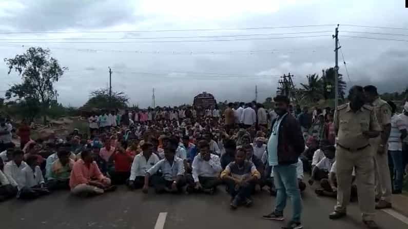 Bagalakote: 2005ರಿಂದಲೂ ಪ್ರವಾಹಕ್ಕೆ ತುತ್ತಾಗುತ್ತಿರುವ ತಮದಡ್ಡಿ ಗ್ರಾಮ; ಶಾಶ್ವತ ಪರಿಹಾರಕ್ಕೆ ಒತ್ತಾಯಿಸಿ ಧರಣಿ Bagalakote: 2005ರಿಂದಲೂ ಪ್ರವಾಹಕ್ಕೆ ತುತ್ತಾಗುತ್ತಿರುವ ತಮದಡ್ಡಿ ಗ್ರಾಮ; ಶಾಶ್ವತ ಪರಿಹಾರಕ್ಕೆ ಒತ್ತಾಯಿಸಿ ಧರಣಿ