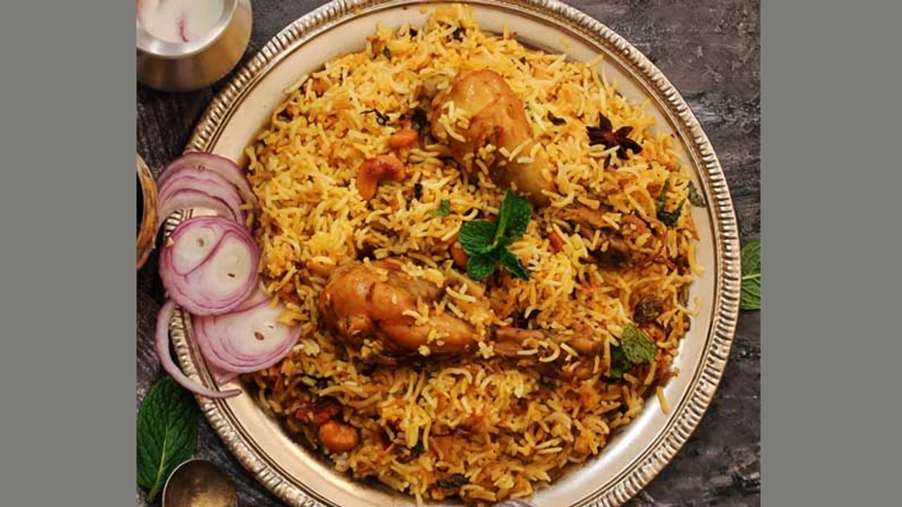 ಬಿರಿಯಾನಿ (Biriyani): ಭಾರತದಾದ್ಯಂತ ಅತ್ಯಂತ ಪ್ರಿಯವಾದ ಭಕ್ಷ್ಯಗಳಲ್ಲಿ ಬಿರಿಯಾನಿ ಒಂದಾಗಿದೆ. ಇದನ್ನು ಮಸಾಲೆಗಳು, ಅಕ್ಕಿ ಮತ್ತು ಕುರಿ ಅಥವಾ ಕೋಳಿ ಸೇರಿ ಇತರೆ ಮಾಂಸದಿಂದ ಸಿದ್ಧಪಡಿಸಲಾಗುತ್ತದೆ. ಕೆಲವೊಮ್ಮೆ, ಮಾಂಸ ತಿನ್ನದೆ ಇರುವವರು ಮೊಟ್ಟೆ ಅಥವಾ ಆಲೂಗಡ್ಡೆಯಂತಹ ತರಕಾರಿಗಳಿಂದ ಬಿರಿಯಾನಿ ಮಾಡಿ ತಿನ್ನಬಹುದು. ಬಿರಿಯಾನಿಯನ್ನು ಮೊಸರು ಬಜ್ಜಿ ಅಥವಾ ಸಲಾಡ್ನೊಂದಿಗೆ ತಿಂದರೆ ಆ ದಿನದ ಊಟ ಚೆನ್ನಾಗಿರುತ್ತದೆ.