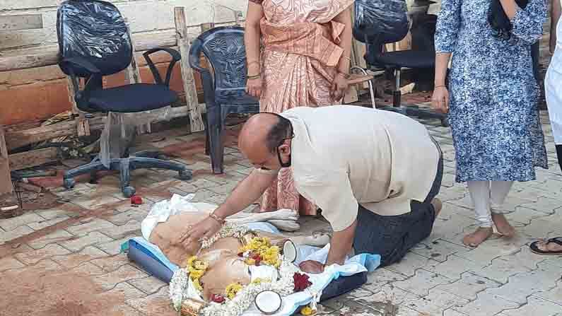 ವಯೋಸಹಜ ಕಾಯಿಲೆಯಿಂದ ಸಾಕು ನಾಯಿ ಸಾವು, ದುಃಖ ಹಂಚಿಕೊಂಡ ಗೃಹ ಸಚಿವ ಬಸವರಾಜ್ ಬೊಮ್ಮಾಯಿ