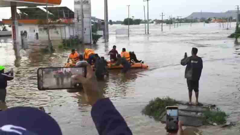 ಬೆಂಗಳೂರು-ಮುಂಬೈ ಹೆದ್ದಾರಿ ಮೇಲೆ ಗುಡ್ಡದ ಕಲ್ಲು ಮಣ್ಣು; ಬೈಕ್ ಸವಾರನ ರಕ್ಷಣೆ, 20ಕ್ಕೂ ಹೆಚ್ಚು ಕುಟುಂಬಗಳ ಸ್ಥಳಾಂತರ