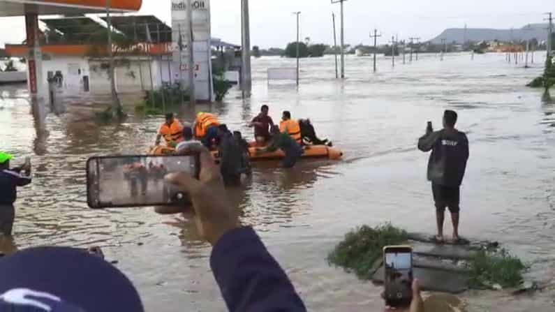 ಬೆಂಗಳೂರು-ಮುಂಬೈ ಹೆದ್ದಾರಿ ಮೇಲೆ ಗುಡ್ಡದ ಕಲ್ಲು ಮಣ್ಣು; ಬೈಕ್ ಸವಾರನ ರಕ್ಷಣೆ, 20ಕ್ಕೂ ಹೆಚ್ಚು ಕುಟುಂಬಗಳ ಸ್ಥಳಾಂತರ ಬೆಂಗಳೂರು-ಮುಂಬೈ ಹೆದ್ದಾರಿ ಮೇಲೆ ಗುಡ್ಡದ ಕಲ್ಲು ಮಣ್ಣು; ಬೈಕ್ ಸವಾರನ ರಕ್ಷಣೆ, 20ಕ್ಕೂ ಹೆಚ್ಚು ಕುಟುಂಬಗಳ ಸ್ಥಳಾಂತರ