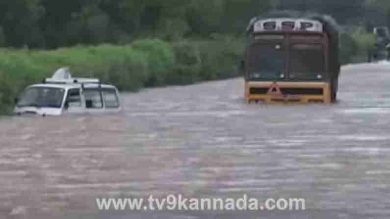 Karnataka Rain: ತುಂಬಿ ಹರಿಯುತ್ತಿದ್ದಾಳೆ ವೇದಗಂಗಾ.. ನದಿಯಲ್ಲಿ ಸಿಲುಕಿದ್ದ ಓಮ್ನೀ, ರಕ್ಷಣೆಗೆ ಪೊಲೀಸರ ಹರ ಸಾಹಸ