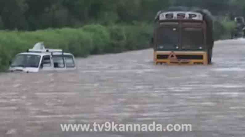 Karnataka Rain: ತುಂಬಿ ಹರಿಯುತ್ತಿದ್ದಾಳೆ ವೇದಗಂಗಾ.. ನದಿಯಲ್ಲಿ ಸಿಲುಕಿದ್ದ ಓಮ್ನೀ, ರಕ್ಷಣೆಗೆ ಪೊಲೀಸರ ಹರ ಸಾಹಸ