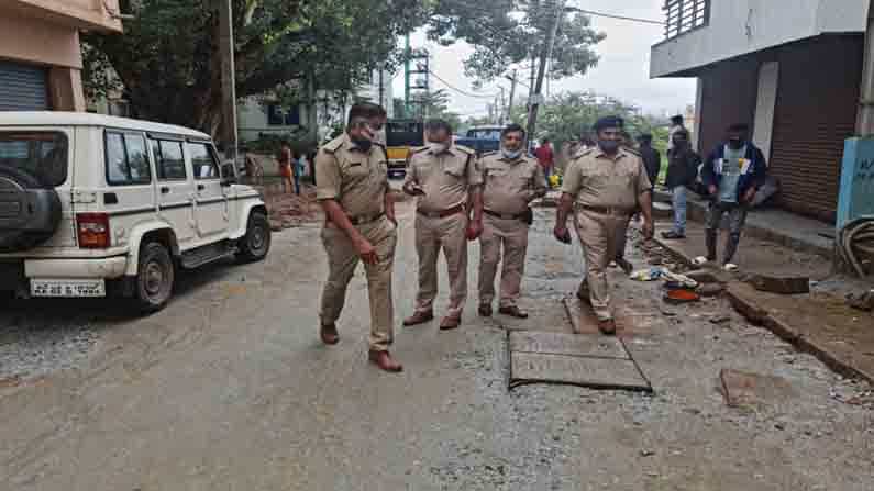 ವಿದೇಶಿ ಅಡ್ಡೆಗಳ ಮೇಲೆ ಸಿಸಿಬಿ ದಾಳಿ, ಅಕ್ರಮವಾಗಿ ವಾಸವಿದ್ದ 38 ಜನರು ಪತ್ತೆ ವಿದೇಶಿ ಅಡ್ಡೆಗಳ ಮೇಲೆ ಸಿಸಿಬಿ ದಾಳಿ, ಅಕ್ರಮವಾಗಿ ವಾಸವಿದ್ದ 38 ಜನರು ಪತ್ತೆ