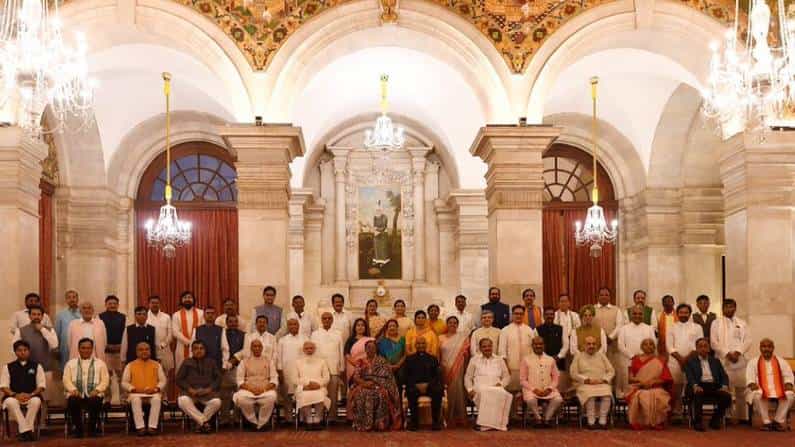 Cabinet Reshuffle: ಸಂಪುಟ ಸೇರಿದ 43 ಹೊಸ ಸಚಿವರಿಗೆ ಶುಭ ಹಾರೈಸಿ, ಗ್ರೂಪ್ ಫೋಟೋ ಶೇರ್ ಮಾಡಿದ ಪ್ರಧಾನಿ ಮೋದಿ.. Cabinet Reshuffle: ಸಂಪುಟ ಸೇರಿದ 43 ಹೊಸ ಸಚಿವರಿಗೆ ಶುಭ ಹಾರೈಸಿ, ಗ್ರೂಪ್ ಫೋಟೋ ಶೇರ್ ಮಾಡಿದ ಪ್ರಧಾನಿ ಮೋದಿ..