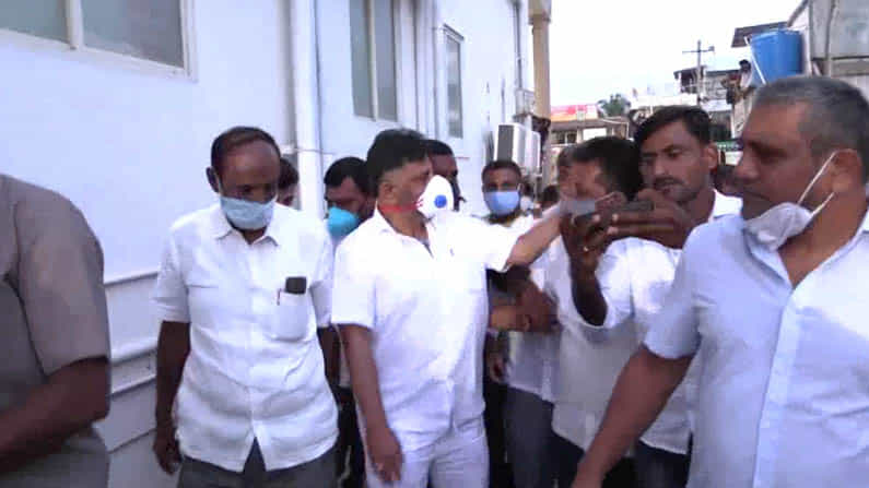 ಕಾರ್ಯಕರ್ತನಿಗೆ ಕಪಾಳಮೋಕ್ಷ: ‘ಹೆಗಲ ಮೇಲೆ ಕೈ ಹಾಕೋದು ಅಂದ್ರೆ ಏನರ್ಥ?’ ಸ್ಪಷ್ಟನೆ ನೀಡಿದ ಕೆಪಿಸಿಸಿ ಅಧ್ಯಕ್ಷ ಡಿ ಕೆ ಶಿವಕುಮಾರ್