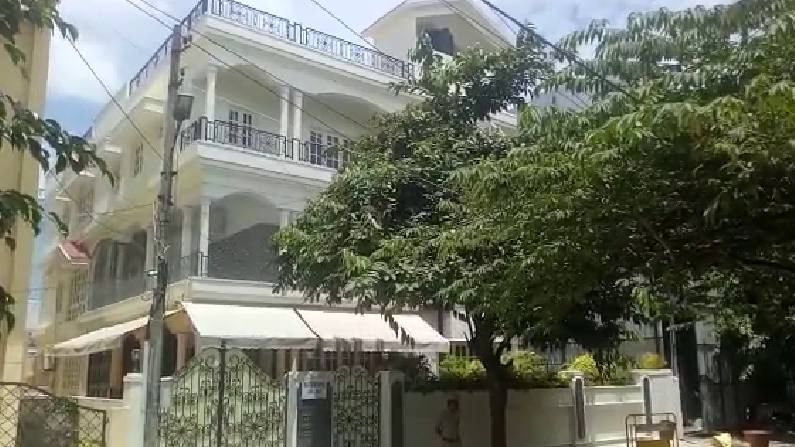 ರಾಜೀನಾಮೆ ಬೆನ್ನಲ್ಲೇ ಬೆಂಗಳೂರಿನ ಡಾಲರ್ಸ್ ಕಾಲೋನಿಯ ಬಿಎಸ್ವೈ ನಿವಾಸ ಖಾಲಿ ಖಾಲಿ ರಾಜೀನಾಮೆ ಬೆನ್ನಲ್ಲೇ ಬೆಂಗಳೂರಿನ ಡಾಲರ್ಸ್ ಕಾಲೋನಿಯ ಬಿಎಸ್ವೈ ನಿವಾಸ ಖಾಲಿ ಖಾಲಿ