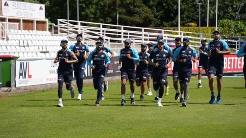 ಭಾರತ ತಂಡ ಇಂಗ್ಲೆಂಡ್ ವಿರುದ್ಧದ ಟೆಸ್ಟ್ ಸರಣಿಗೆ ತಯಾರಿ ಆರಂಭಿಸಿದೆ. ಟೆಸ್ಟ್ ಸರಣಿಗೂ ಮೊದಲು, ಭಾರತವು ಡರ್ಹಾಮ್ನಲ್ಲಿ ಕೌಂಟಿ ಚಾಂಪಿಯನ್ಶಿಪ್ ಇಲೆವೆನ್ ವಿರುದ್ಧ ಅಭ್ಯಾಸ ಪಂದ್ಯವನ್ನು ಆಡಬೇಕಿದೆ. ಹೀಗಾಗಿ ಜುಲೈ 17 ರ ಶನಿವಾರ, ತಂಡವು ಅದೇ ಅಭ್ಯಾಸ ಪಂದ್ಯಕ್ಕಾಗಿ ತಮ್ಮ ಮೊದಲ ಅಭ್ಯಾಸವನ್ನು ಪ್ರಾರಂಭಿಸಿತು. ಡರ್ಹಾಮ್ನ ಎಮಿರೇಟ್ಸ್ ರಿವರ್ಸೈಡ್ ಕ್ರೀಡಾಂಗಣದಲ್ಲಿ ಟೀಮ್ ಇಂಡಿಯಾ ಆಟಗಾರರು ಮೈದಾನದಲ್ಲಿ ಬೆವರು ಸುರಿಸುತ್ತಿದ್ದಾರೆ.