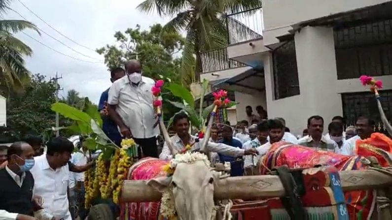 ಪಶು ಚಿಕಿತ್ಸಾ ಕೇಂದ್ರ ಉದ್ಘಾಟನೆಗಾಗಿ ಅಲಂಕೃತ ಎತ್ತಿನಗಾಡಿ ಏರಿದ ಮಾಜಿ ಮುಖ್ಯಮಂತ್ರಿ ಹೆಚ್ ಡಿ ಕುಮಾರಸ್ವಾಮಿ