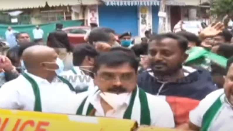 ರಾಕ್ಲೈನ್ ವೆಂಕಟೇಶ್ ನಿವಾಸಕ್ಕೆ ಮುತ್ತಿಗೆ ಹಾಕಿದ ಹೆಚ್.ಡಿ.ಕುಮಾರಸ್ವಾಮಿ ಅಭಿಮಾನಿಗಳು: ಬ್ಯಾರಿಕೇಡ್ ತಳ್ಳಿ ಒಳನುಗ್ಗಲು ಯತ್ನ