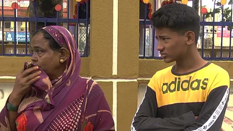 Bagalkot: ಎಸ್ಎಸ್ಎಲ್ಸಿ ಪರೀಕ್ಷೆಗೆ ಕ್ಷಣಗಣನೆ; ಹಾಲ್ ಟಿಕೆಟ್ ಸಿಗದೆ ವಿದ್ಯಾರ್ಥಿ ಹಾಗೂ ವಿದ್ಯಾರ್ಥಿಯ ಅಜ್ಜಿ ಕಣ್ಣೀರು Bagalkot: ಎಸ್ಎಸ್ಎಲ್ಸಿ ಪರೀಕ್ಷೆಗೆ ಕ್ಷಣಗಣನೆ; ಹಾಲ್ ಟಿಕೆಟ್ ಸಿಗದೆ ವಿದ್ಯಾರ್ಥಿ ಹಾಗೂ ವಿದ್ಯಾರ್ಥಿಯ ಅಜ್ಜಿ ಕಣ್ಣೀರು