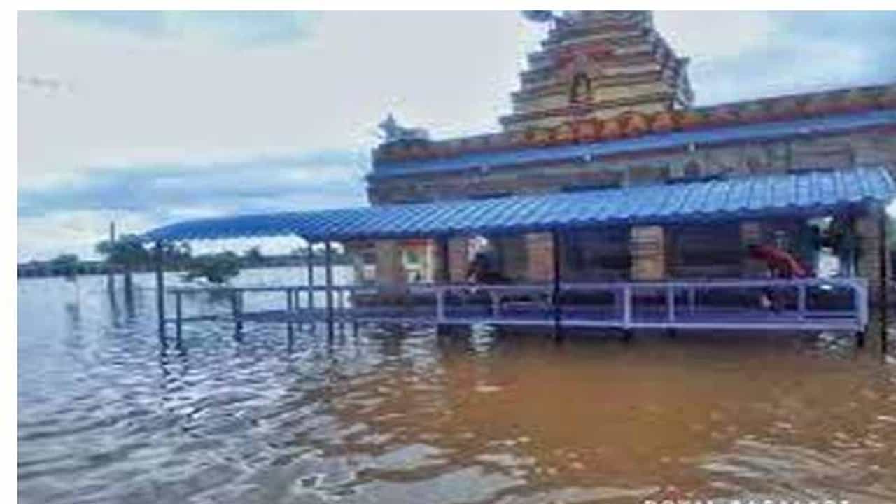 ಬಾಗಲಕೋಟೆ ಜಿಲ್ಲೆಯಲ್ಲಿ ಧಾರಾಕಾರ ಮಳೆ, ಮುಧೋಳದ ಹೊಳೆಬಸವೇಶ್ವರ ದೇವಸ್ಥಾನ ಜಲಾವೃತ, ಗುಡಿಯಲ್ಲಿ 4 ಅಡಿ ನೀರು ಬಾಗಲಕೋಟೆ ಜಿಲ್ಲೆಯಲ್ಲಿ ಧಾರಾಕಾರ ಮಳೆ, ಮುಧೋಳದ ಹೊಳೆಬಸವೇಶ್ವರ ದೇವಸ್ಥಾನ ಜಲಾವೃತ, ಗುಡಿಯಲ್ಲಿ 4 ಅಡಿ ನೀರು