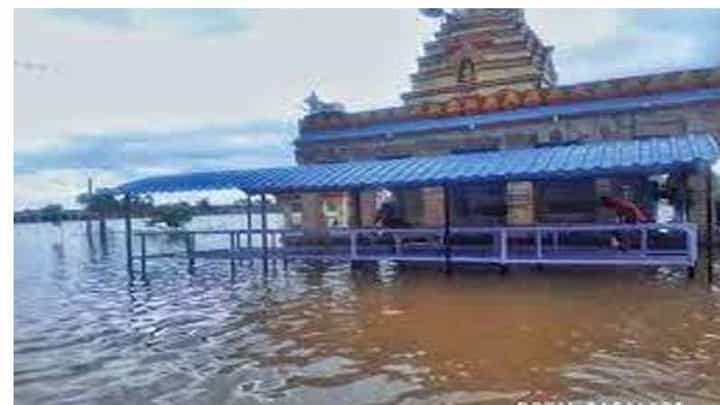 ಬಾಗಲಕೋಟೆ ಜಿಲ್ಲೆಯಲ್ಲಿ ಧಾರಾಕಾರ ಮಳೆ, ಮುಧೋಳದ ಹೊಳೆಬಸವೇಶ್ವರ ದೇವಸ್ಥಾನ ಜಲಾವೃತ, ಗುಡಿಯಲ್ಲಿ 4 ಅಡಿ ನೀರು ಬಾಗಲಕೋಟೆ ಜಿಲ್ಲೆಯಲ್ಲಿ ಧಾರಾಕಾರ ಮಳೆ, ಮುಧೋಳದ ಹೊಳೆಬಸವೇಶ್ವರ ದೇವಸ್ಥಾನ ಜಲಾವೃತ, ಗುಡಿಯಲ್ಲಿ 4 ಅಡಿ ನೀರು