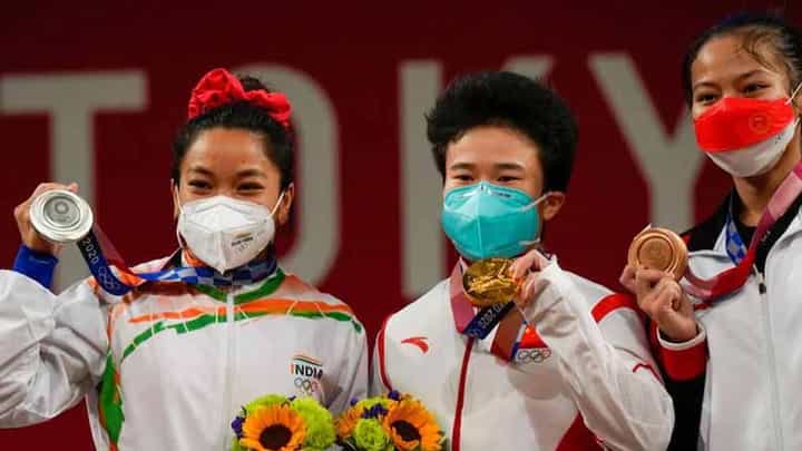 Tokyo Olympics 2020: ಒಲಂಪಿಕ್ ಗ್ರಾಮದಲ್ಲಿ ಹರಿದಾಡುತ್ತಿರುವ ಸುದ್ದಿ; ಮೀರಾಬಾಯಿಗೆ ಬೆಳ್ಳಿ ಬದಲು ಚಿನ್ನದ ಪದಕ ಸಿಗಲಿದೆ! Tokyo Olympics 2020: ಒಲಂಪಿಕ್ ಗ್ರಾಮದಲ್ಲಿ ಹರಿದಾಡುತ್ತಿರುವ ಸುದ್ದಿ; ಮೀರಾಬಾಯಿಗೆ ಬೆಳ್ಳಿ ಬದಲು ಚಿನ್ನದ ಪದಕ ಸಿಗಲಿದೆ!
