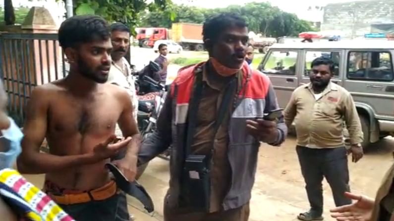 ಮಾಸ್ಕ್ ಧರಿಸಲು ಹೇಳಿದ KSRTC ಬಸ್ ಕಂಡಕ್ಟರ್ಗೆ ಹಿಗ್ಗಾಮುಗ್ಗಾ ಥಳಿಸಿ ಹಲ್ಲು ಮುರಿದ ಯುವಕರು