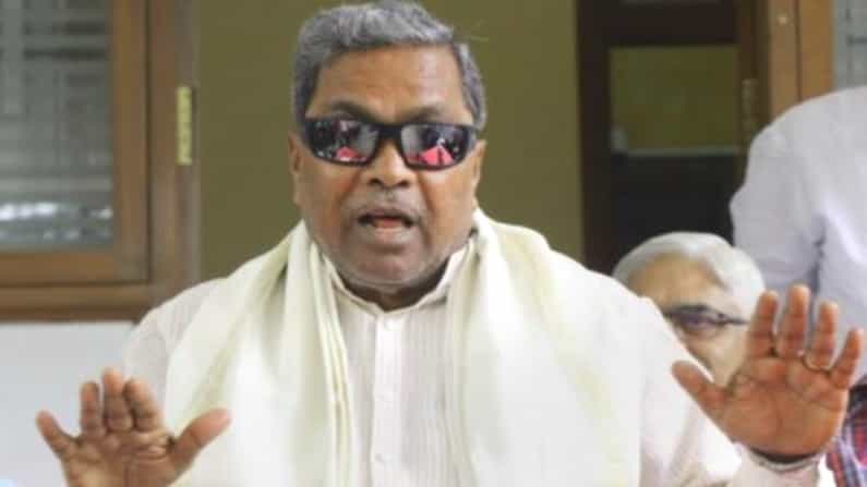 ಸಿದ್ದರಾಮಯ್ಯ ಪರ ಹರ್ಷೋದ್ಘಾರ; ಯುವ ಕಾಂಗ್ರೆಸ್ ಅಭಿಮಾನವನ್ನು ಹಸನ್ಮುಖಿಯಾಗಿ ಸಂಭ್ರಮಿಸಿದ ವಿಪಕ್ಷ ನಾಯಕ ಸಿದ್ದರಾಮಯ್ಯ ಪರ ಹರ್ಷೋದ್ಘಾರ; ಯುವ ಕಾಂಗ್ರೆಸ್ ಅಭಿಮಾನವನ್ನು ಹಸನ್ಮುಖಿಯಾಗಿ ಸಂಭ್ರಮಿಸಿದ ವಿಪಕ್ಷ ನಾಯಕ