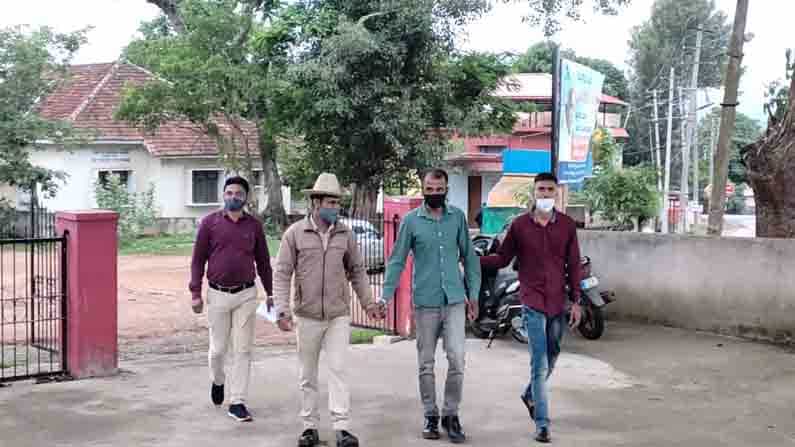 Karnataka Crime ಅಜ್ಜಿಯನ್ನೇ ಕೊಂದ ಮೊಮ್ಮಗ ಅರೆಸ್ಟ್, ಮತ್ತೊಂದೆಡೆ ಹಳೇ ವೈಷಮ್ಯಕ್ಕೆ ಯುವಕನ ಕೊಲೆ Karnataka Crime ಅಜ್ಜಿಯನ್ನೇ ಕೊಂದ ಮೊಮ್ಮಗ ಅರೆಸ್ಟ್, ಮತ್ತೊಂದೆಡೆ ಹಳೇ ವೈಷಮ್ಯಕ್ಕೆ ಯುವಕನ ಕೊಲೆ