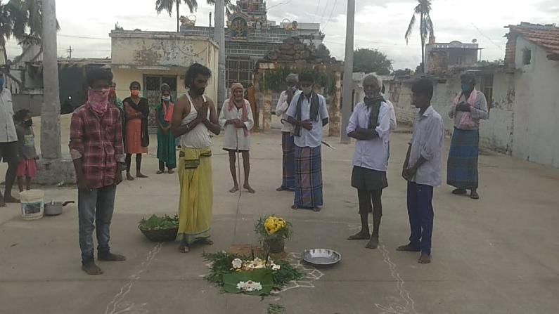 ಕೊರೊನಾ ಸೋಂಕು ಬಾರದಂತೆ ವಿಶಿಷ್ಟ ಆಚರಣೆ; ಶಾಂತಕಾರಕ ಪೂಜೆ ನಡೆಸಿದ ಗ್ರಾಮಸ್ಥರು