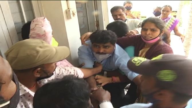 ವಿಶ್ವ ಸಂಸ್ಥೆಯ ಕಾರ್ಮಿಕ ಕಾರ್ಡ್ ನೀಡೋದಾಗಿ ಮಹಿಳೆಯರಿಗೆ ವಂಚನೆ: ಆರೋಪಿಗೆ ಹಿಗ್ಗಾಮುಗ್ಗಾ ಥಳಿಸಿದ ಸ್ಥಳೀಯರು ವಿಶ್ವ ಸಂಸ್ಥೆಯ ಕಾರ್ಮಿಕ ಕಾರ್ಡ್ ನೀಡೋದಾಗಿ ಮಹಿಳೆಯರಿಗೆ ವಂಚನೆ: ಆರೋಪಿಗೆ ಹಿಗ್ಗಾಮುಗ್ಗಾ ಥಳಿಸಿದ ಸ್ಥಳೀಯರು