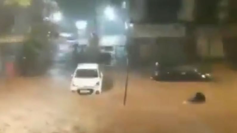 Heavy Rain: ಭಾರೀ ಮಳೆಗೆ ನದಿಯಂತಾದ ವಾಣಿಜ್ಯ ನಗರಿ ರಸ್ತೆಗಳು; ತೇಲಿಹೋದ ಐಷಾರಾಮಿ ಕಾರುಗಳು