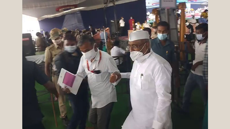 ವೇದಿಕೆಗೆ ಕರೆದಿಲ್ಲವೆಂದು ಸಿಎಂ ಕಾರ್ಯಕ್ರಮದಿಂದ ಹೊರ ನಡೆದ ಕಾಂಗ್ರೆಸ್ ಶಾಸಕ ಎಂ.ವೈ.ಪಾಟೀಲ್ ವೇದಿಕೆಗೆ ಕರೆದಿಲ್ಲವೆಂದು ಸಿಎಂ ಕಾರ್ಯಕ್ರಮದಿಂದ ಹೊರ ನಡೆದ ಕಾಂಗ್ರೆಸ್ ಶಾಸಕ ಎಂ.ವೈ.ಪಾಟೀಲ್