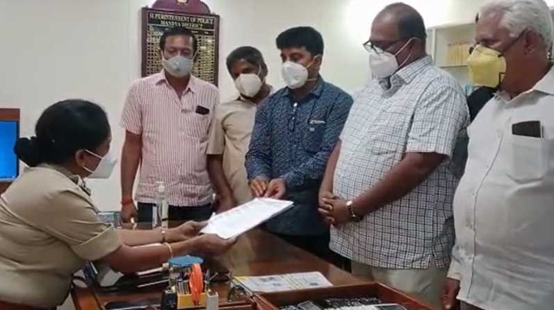 ಮಂಡ್ಯ: ಅಕ್ರಮವಾಗಿದ್ದರೆ ಸಕ್ರಮ ಮಾಡಿಕೊಡಿ ಜಿಲ್ಲಾಧಿಕಾರಿಗೆ ಕಲ್ಲು ಗಣಿ ಮಾಲೀಕರ ಮನವಿ ಮಂಡ್ಯ: ಅಕ್ರಮವಾಗಿದ್ದರೆ ಸಕ್ರಮ ಮಾಡಿಕೊಡಿ ಜಿಲ್ಲಾಧಿಕಾರಿಗೆ ಕಲ್ಲು ಗಣಿ ಮಾಲೀಕರ ಮನವಿ