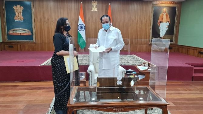 ಕೆಆರ್ಎಸ್ ಅಣೆಕಟ್ಟೆಗೆ ಅಪಾಯ: ಉಪರಾಷ್ಟ್ರಪತಿ ವೆಂಕಯ್ಯ ನಾಯ್ಡು ಭೇಟಿ ಮಾಡಿದ ಮಂಡ್ಯ ಸಂಸದೆ ಸುಮಲತಾ ಅಂಬರೀಷ್ ಕೆಆರ್ಎಸ್ ಅಣೆಕಟ್ಟೆಗೆ ಅಪಾಯ: ಉಪರಾಷ್ಟ್ರಪತಿ ವೆಂಕಯ್ಯ ನಾಯ್ಡು ಭೇಟಿ ಮಾಡಿದ ಮಂಡ್ಯ ಸಂಸದೆ ಸುಮಲತಾ ಅಂಬರೀಷ್