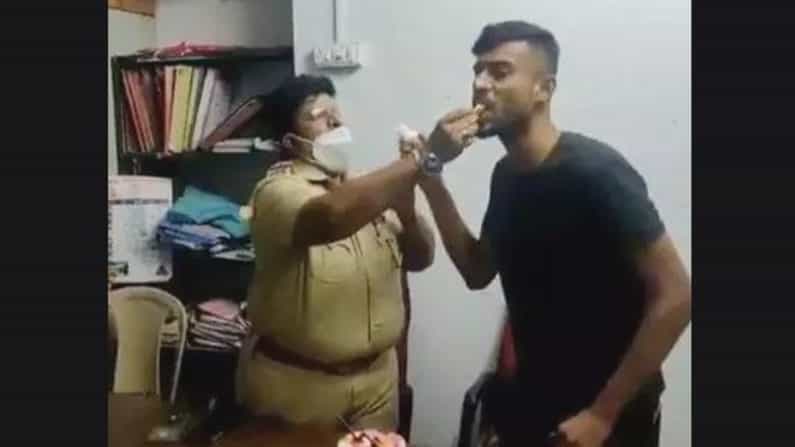 ಕ್ರಿಮಿನಲ್ಗೆ ಕೇಕ್ ತಿನ್ನಿಸಿದ ಮುಂಬೈ ಪೊಲೀಸ್ ಇನ್ಸ್ಪೆಕ್ಟರ್; ವಿಡಿಯೋದಲ್ಲಿ ದೃಶ್ಯ ಸೆರೆ, ತನಿಖೆಗೆ ಆದೇಶ